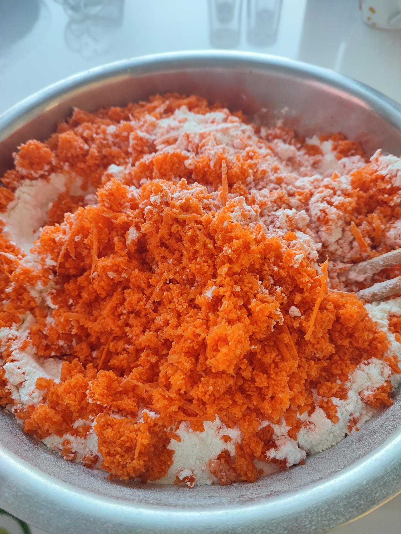 太多的时候结果和你想的……原来都是蒸小小的馒头，今天图省事，来锅大个的馒头