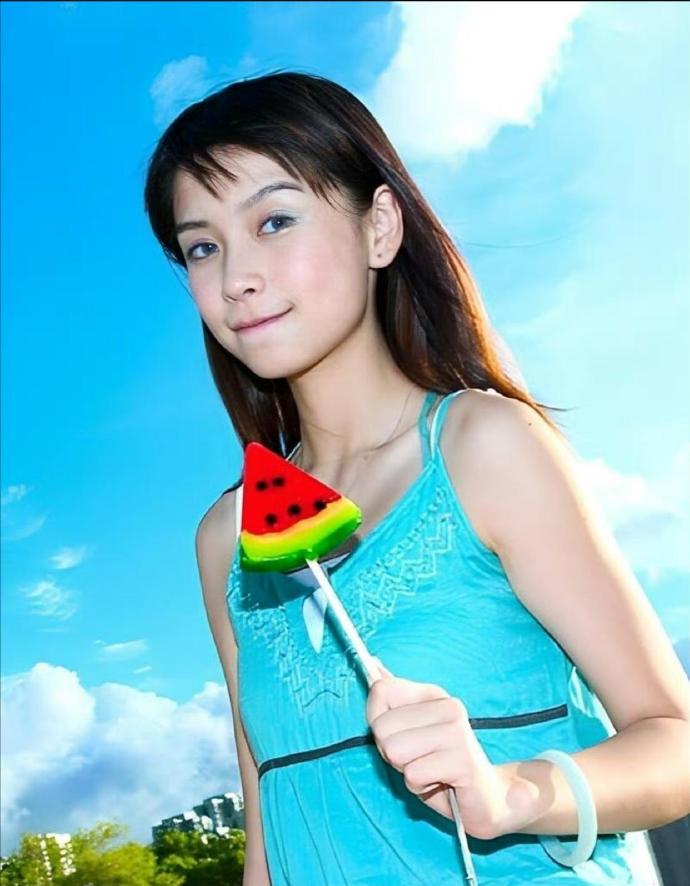 早期的Angelababy杨颖，虽然没有现在精致，但很有活力，相当青涩​​​
