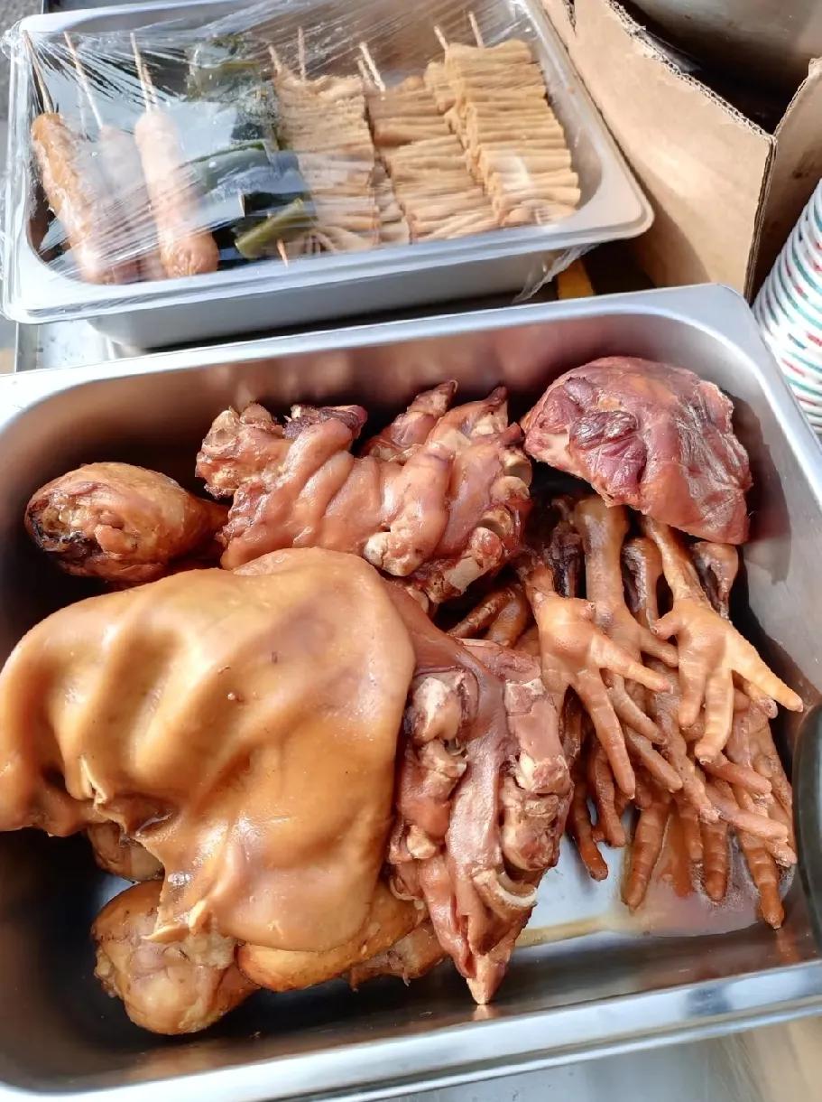 昨天买卤味时跟摊主聊天，摊主说你买猪蹄吃猪蹄的时候一定要看清楚，那种猪蹄截断处如