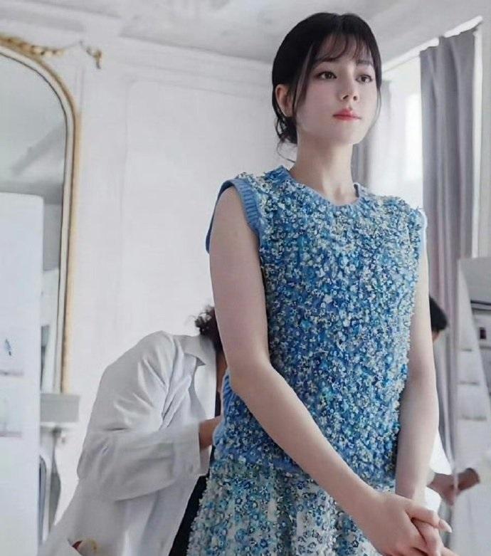 今天迪丽热巴在试装的时候搭配的好漂亮，看起来像个迷人的美少女。迪丽热巴上身穿