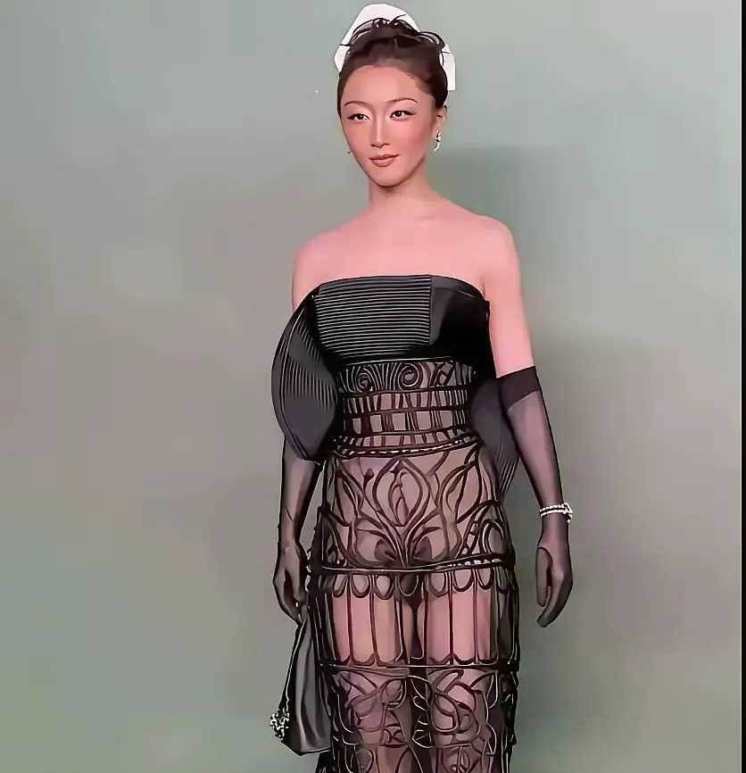 这是周冬雨吗？这身装扮真独特