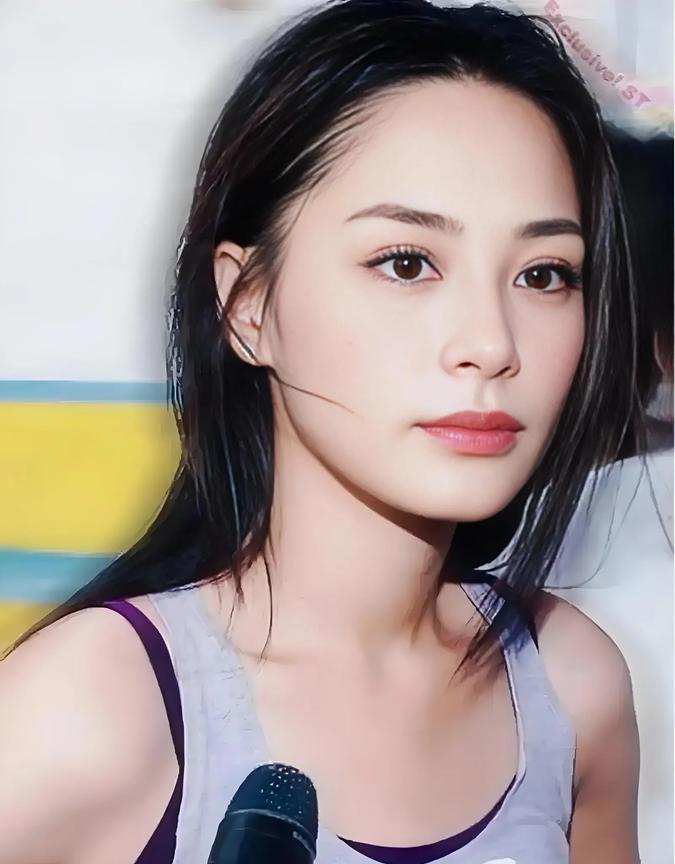 “很傻很天真”的阿娇（钟欣潼），就算脸再好看，身材不行就是白瞎，身材太虐了，穿什