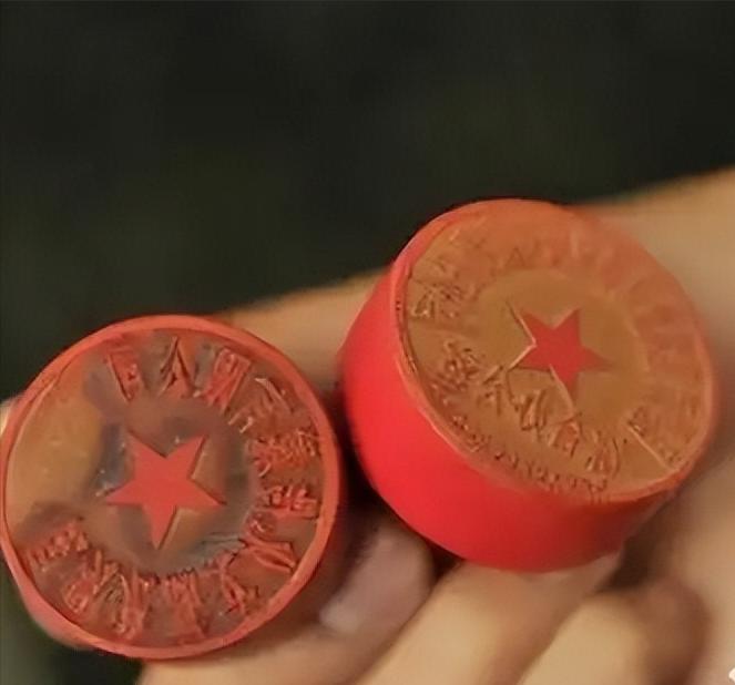 为什么印章的安全性极低，市面上一枚仿真度九成以上的假公章仅需三十元就能制作完成，