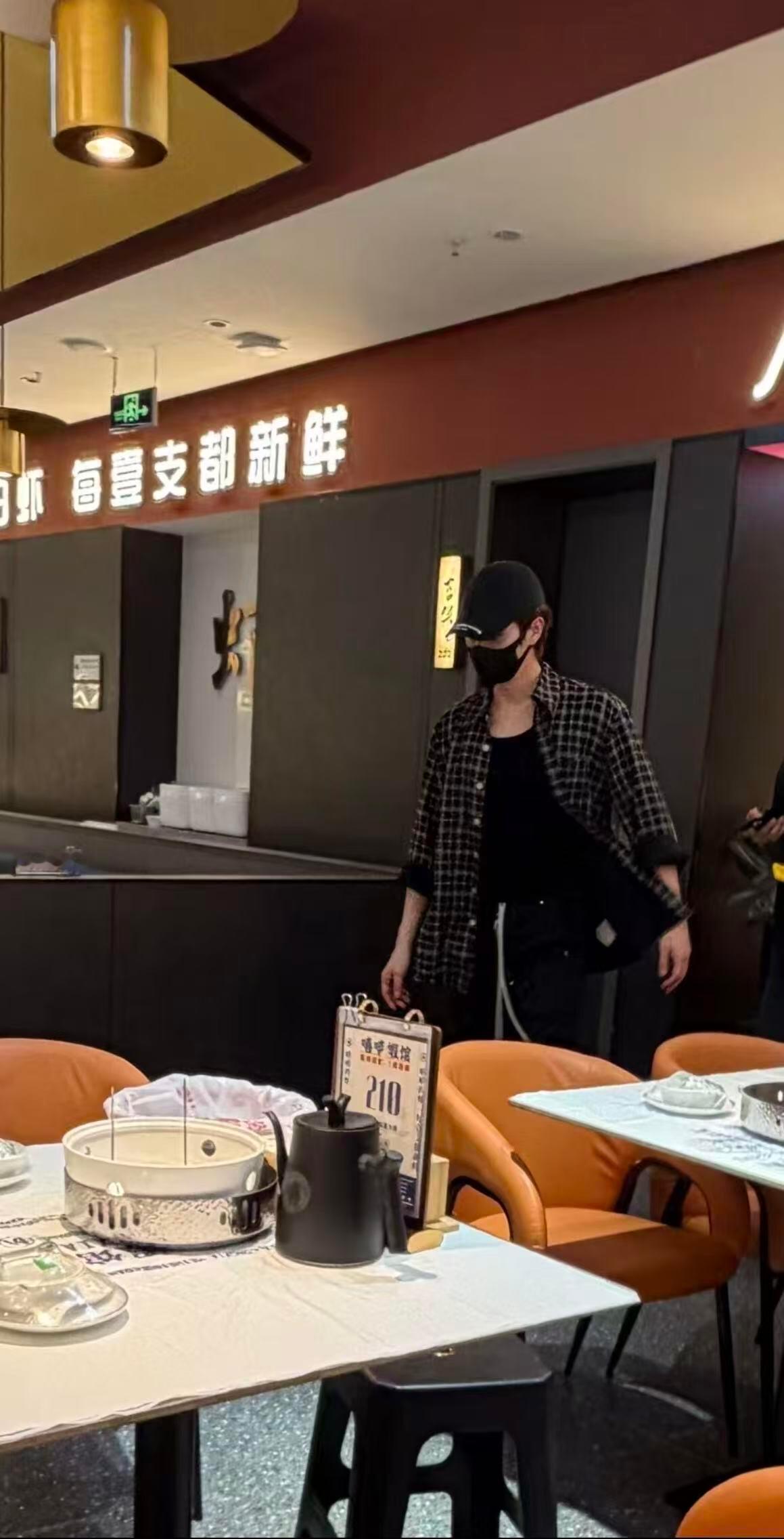 吃小龙虾的帅哥一位