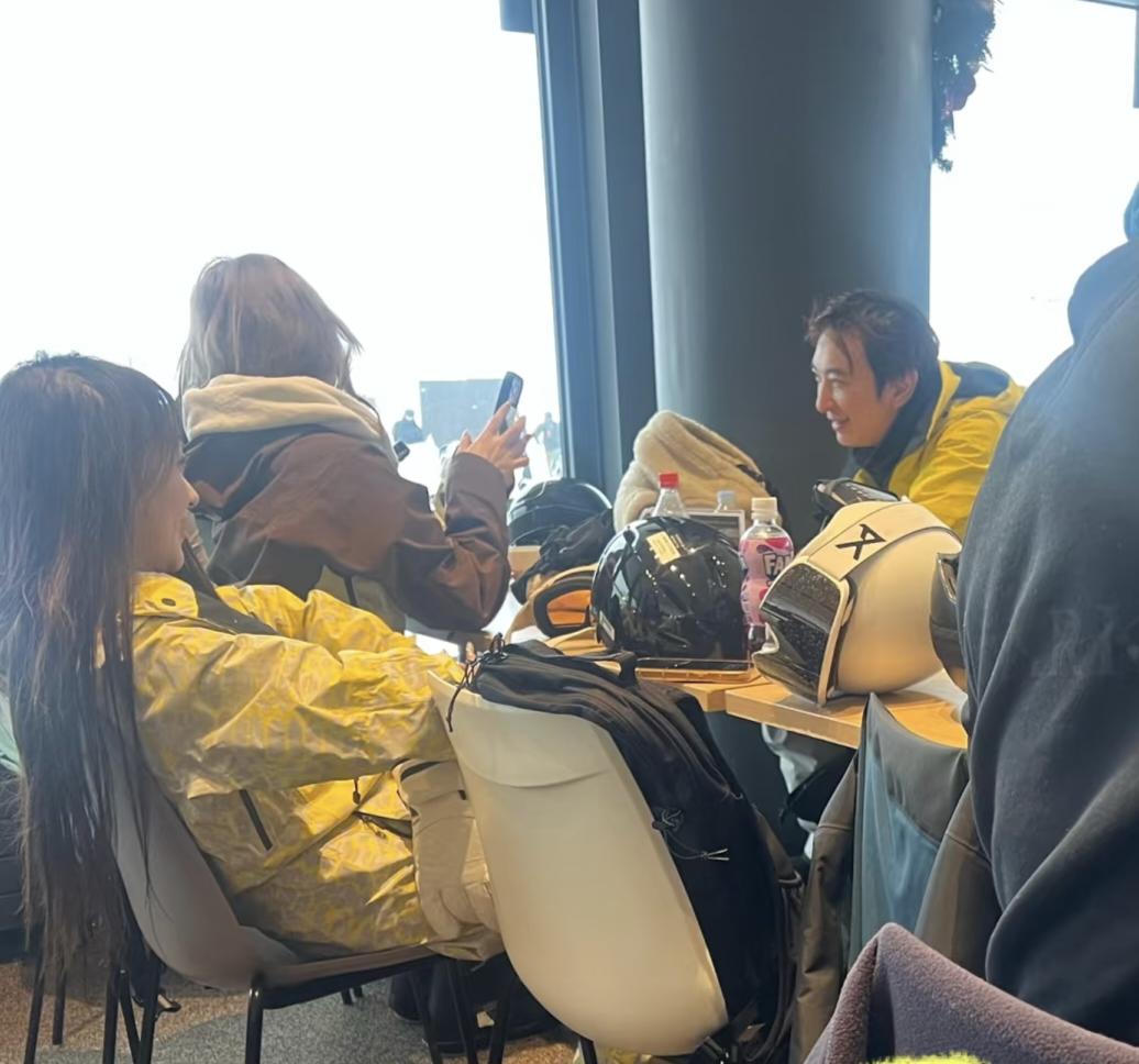 37岁王思聪现身日本北海道滑雪场，身边跟着5个美女，他的心情看起来很好，和美女们