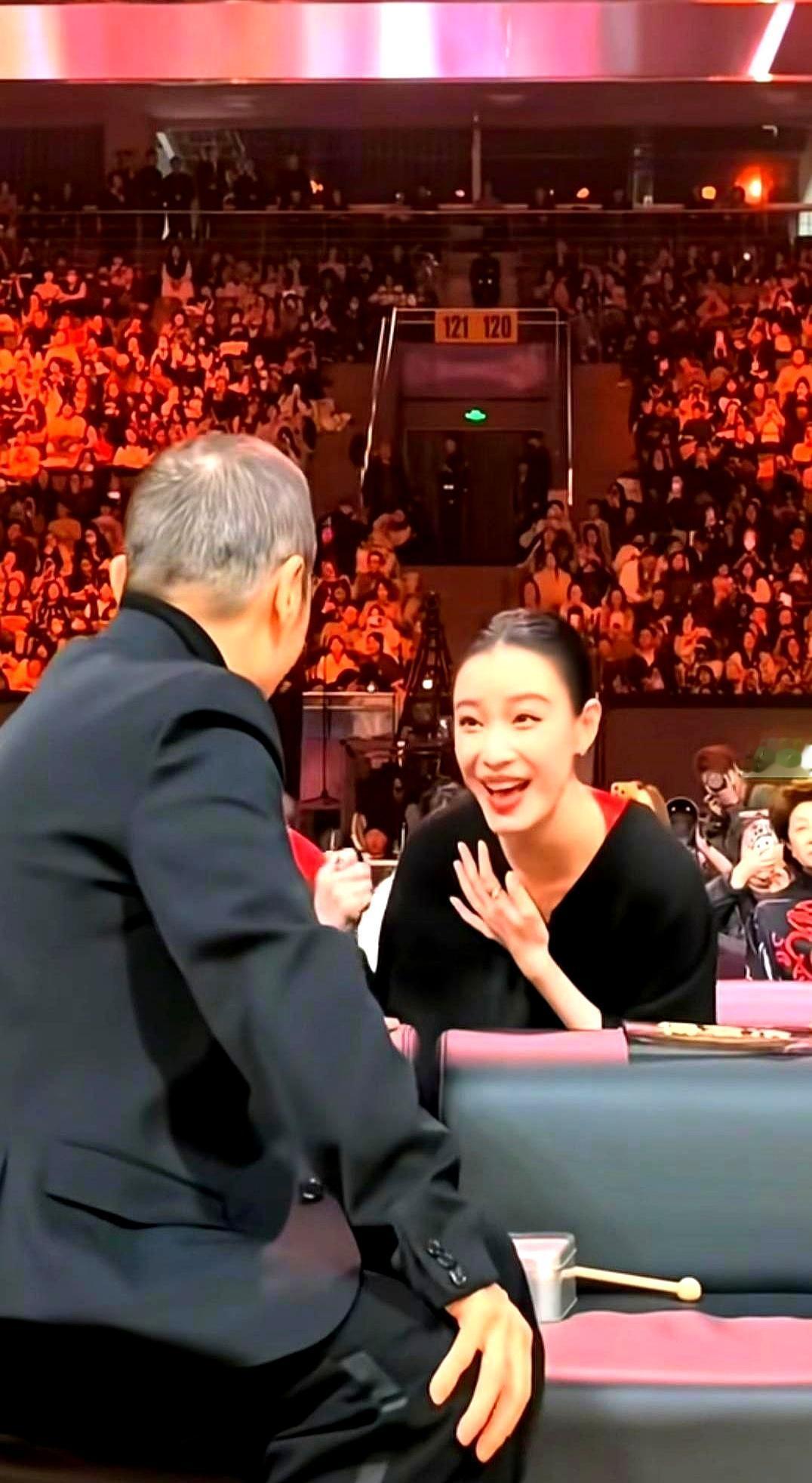 新晋威尼斯影后就坐张艺谋身后，全场等着看戏，结果倪妮站了起来。倪妮没半点犹