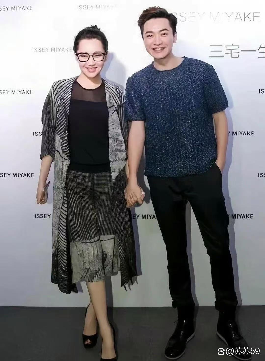 许晴虽上了年纪，但戴上眼镜超有魅力，皮肤还那么白皙，真让人羡慕！​​​