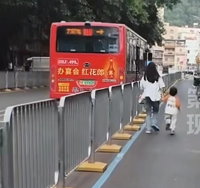 这应该是广东深圳最有温度的公交车一位网友发布了一条视频，左侧公交车看到右侧一对