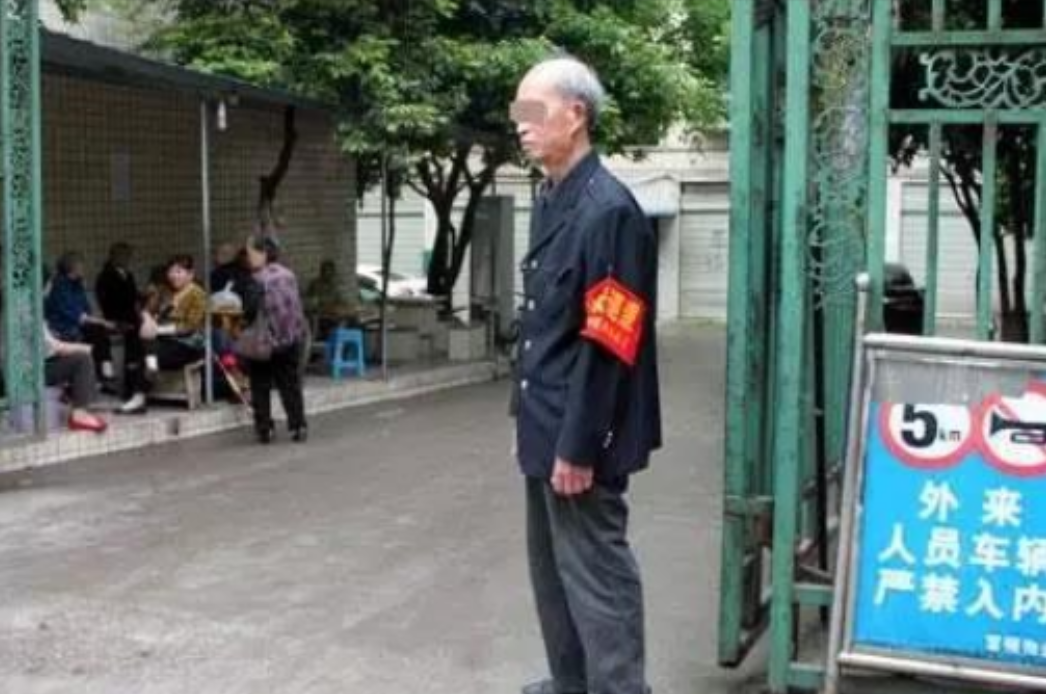 成都的事情还没平息，我们小区又闹起来了。昨晚业主群突然刷屏，有人提议集体签名要