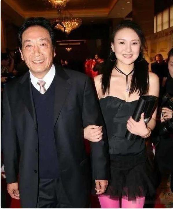 79岁老戏骨王奎荣，娶了小37岁的妻子饶芯语，11年过去了，他们过得咋样？说