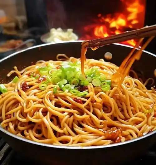 热干面作为中国五大名面之首，市场拓展表现不及其他同类地域特色面食，这里是爱吃热干