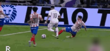 姆巴佩又在禁区摔倒了。这次VAR没给面子。你盯着屏幕，看他第5次起脚打飞。全