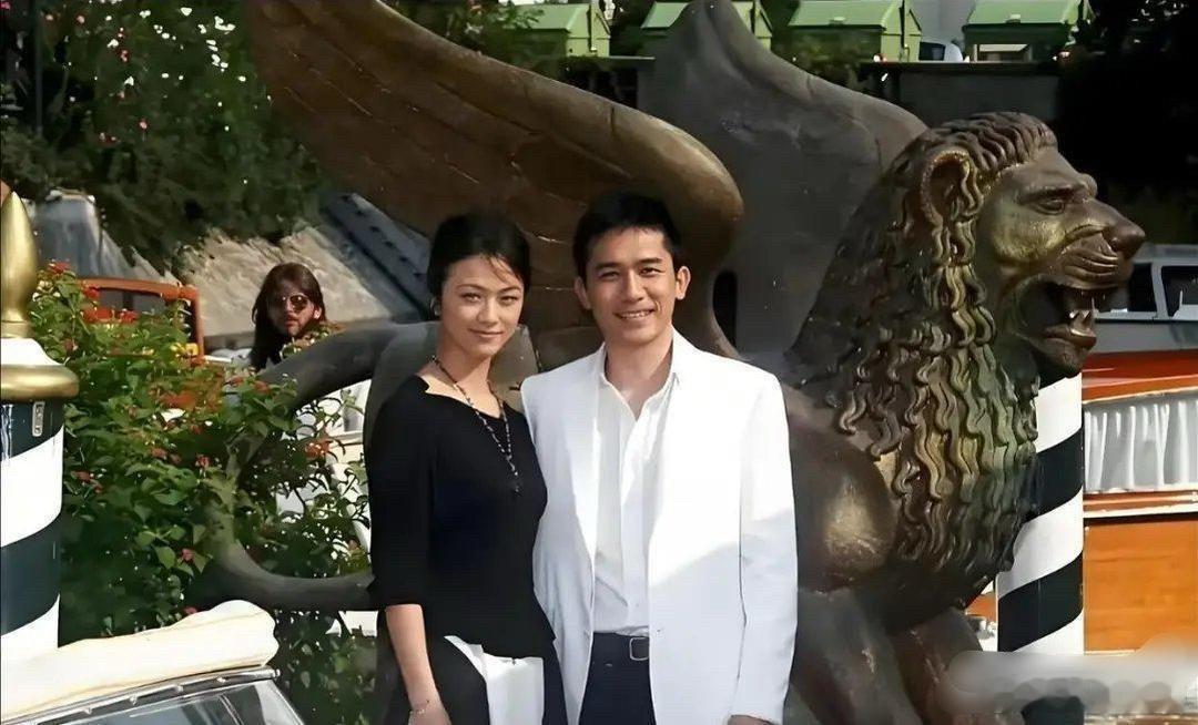 刘嘉玲看到这照片，估计也会吃醋吧？那个时候大家都很年轻