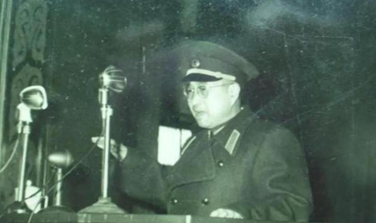 上世纪50年代的一天，副总长陈赓大将奉命，接待一个外国代表团。其中，一个外国胖将