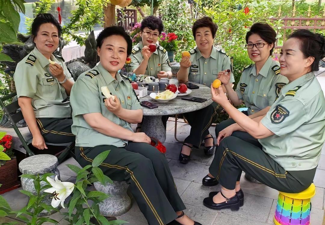 从他们的气质分析一下，你觉得大妈可能是暴走团的还是乐队的，或者有没有可能她们都是