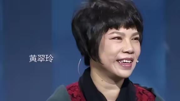 2003年，广州一位保姆在拆洗沙发套的时候，突然被沙发缝里面的硬物硌了一下。她一