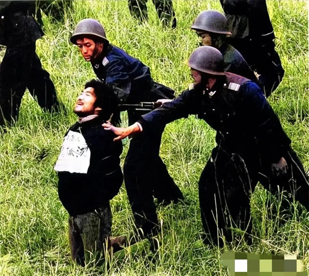 1990年，这是即将枪决西北悍匪魏振海的现场，他被五花大绑地，双膝跪在草丛中，满