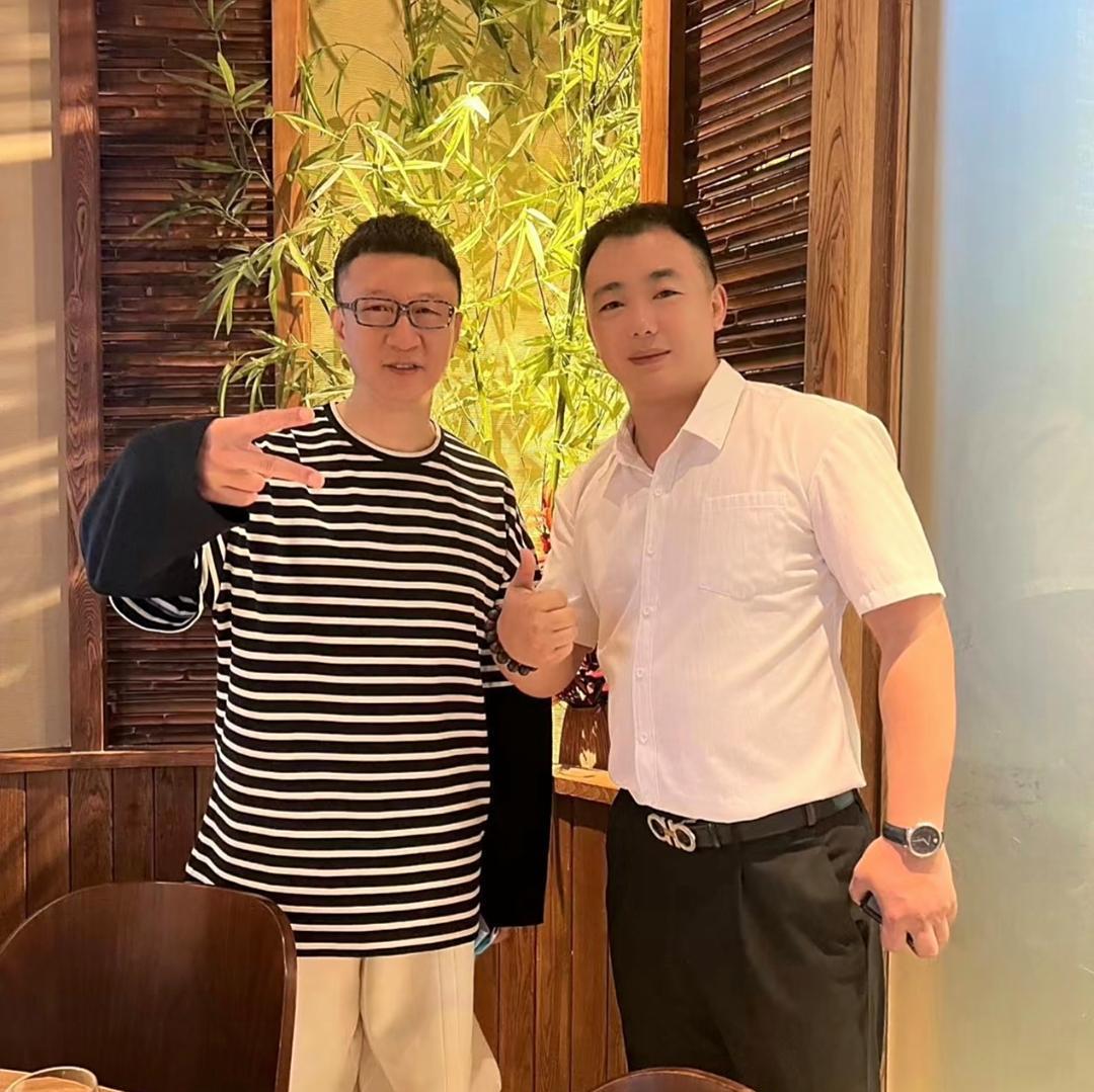 54岁孙红雷在哈尔滨和朋友聚餐，他的脸看起来太奇怪了，鼻子很大，发型难看，还不如