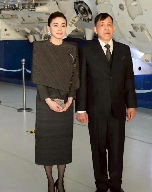 泰王夫妇访华第四天，他们来到了北京航天城，苏提达黑裙斗篷优雅大气，仪态表情管理堪