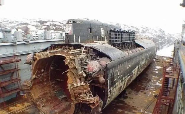 1968年，苏联一艘潜艇沉入了6300米深的海底。美军情报部门制定一个惊天行动：