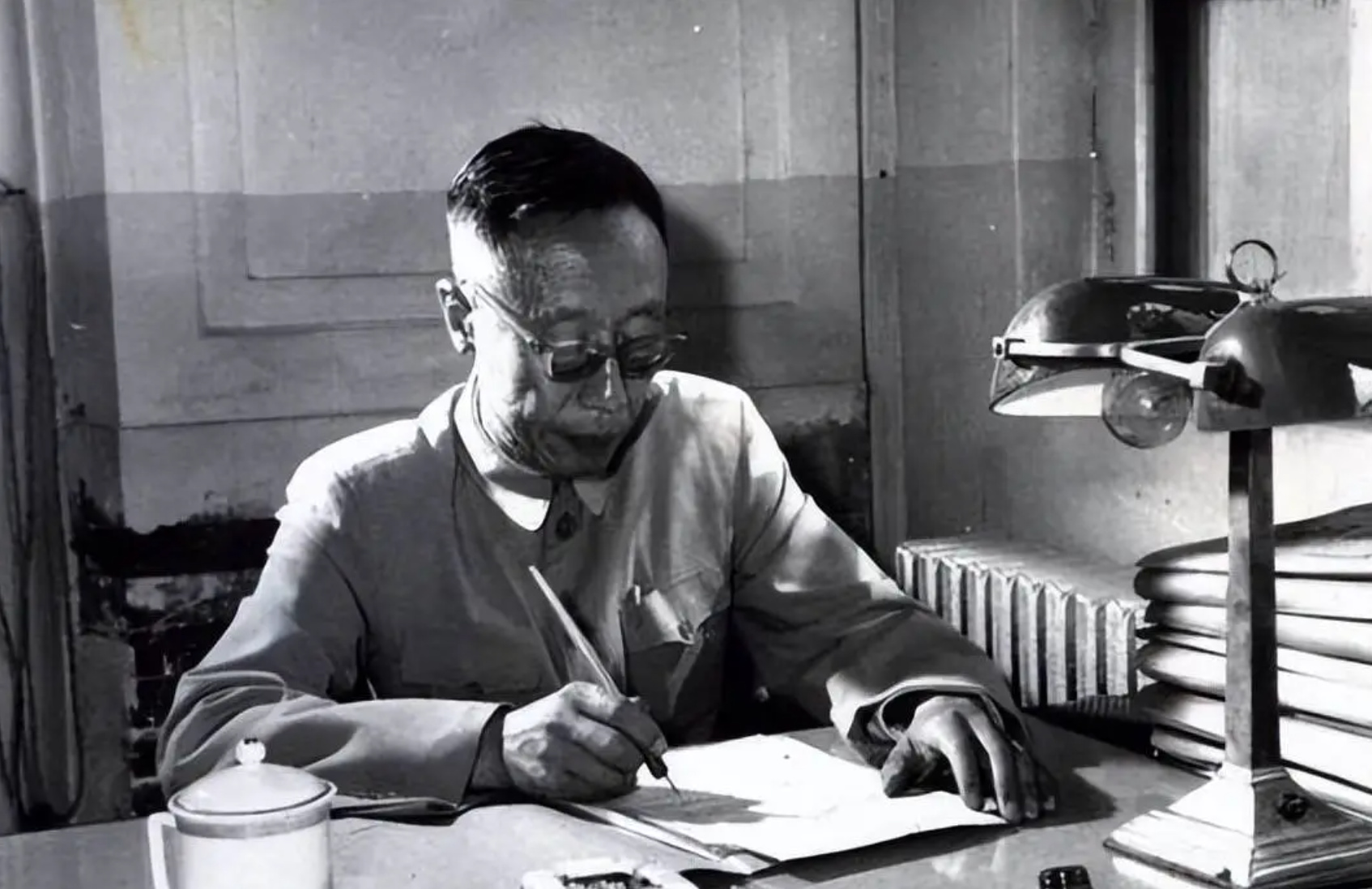 一天，“末代皇帝”溥仪和弟弟溥杰在养心殿东厢房玩耍，忽然发现了在佛龛里面放着一个