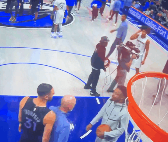 独行侠和灰熊队比赛结束时，克莱与莫兰特发生口角。有媒体透露，莫兰特用手指着克莱，