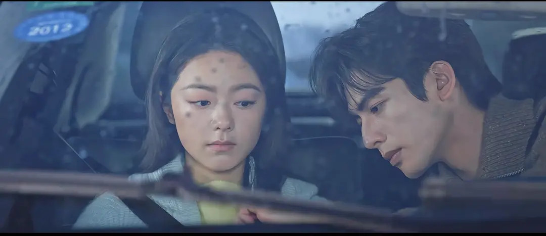 网友调侃这部剧这个剧情是：爸爸接女儿放学了