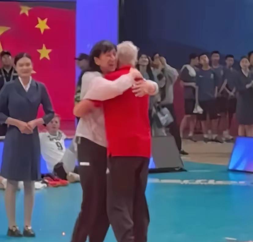 女排教练赵勇与男排教练海宁执教理念谁优谁劣。一个是以当前成绩为目标，挖掘现有队