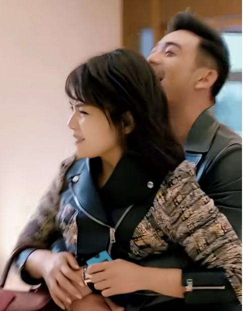 一个愿意哄一个愿意低头爱才可以继续一个闹一个笑，这便是幸福一边骂着一边爱着