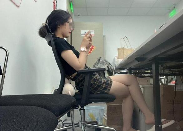 “白嫖成功！”陕西西安，一24岁女子入职某公司，工资15000，可上班不到1年就