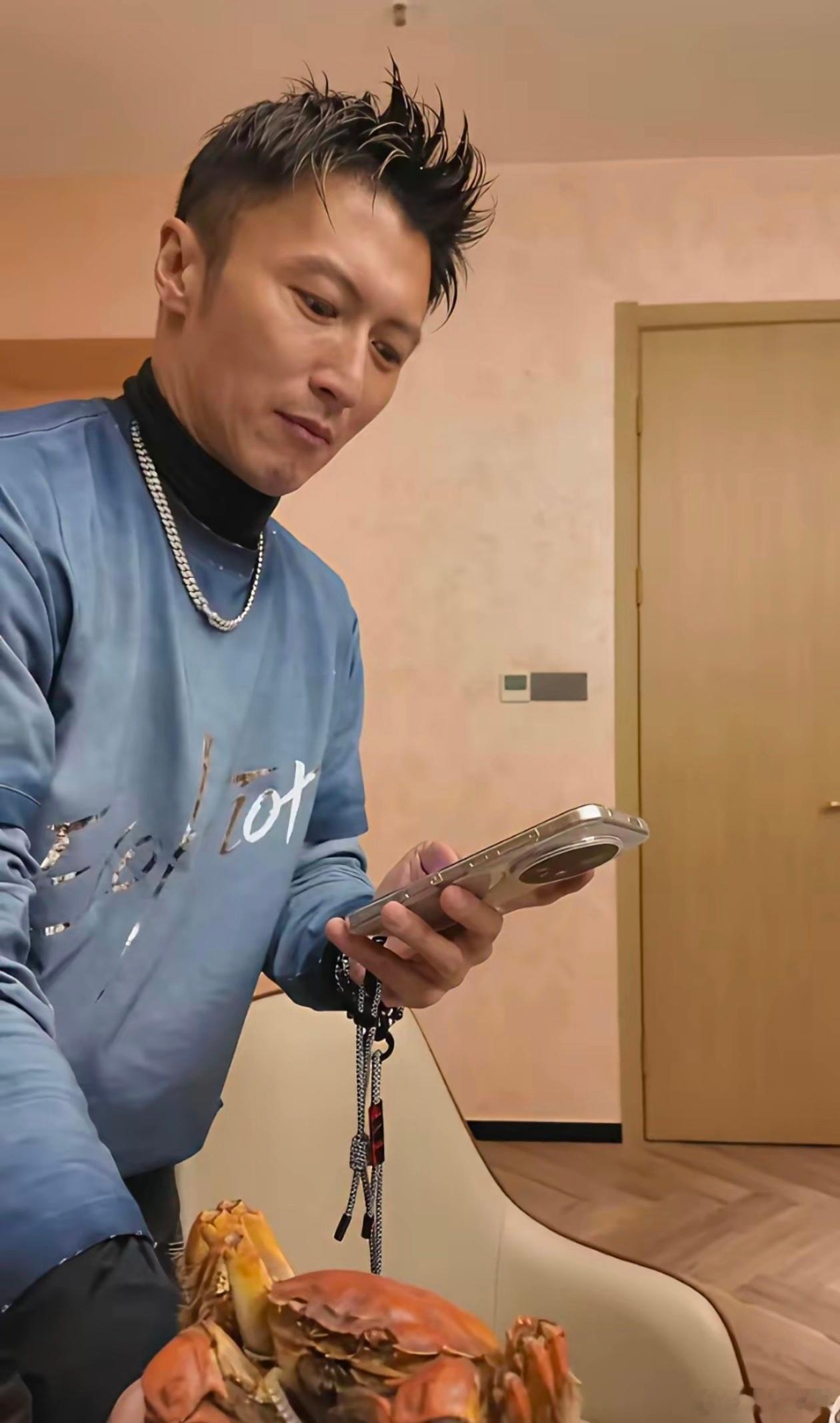 峰哥对荣耀Magic8Pro是真爱！可以看得出来，谢霆锋一直在把荣耀Magic