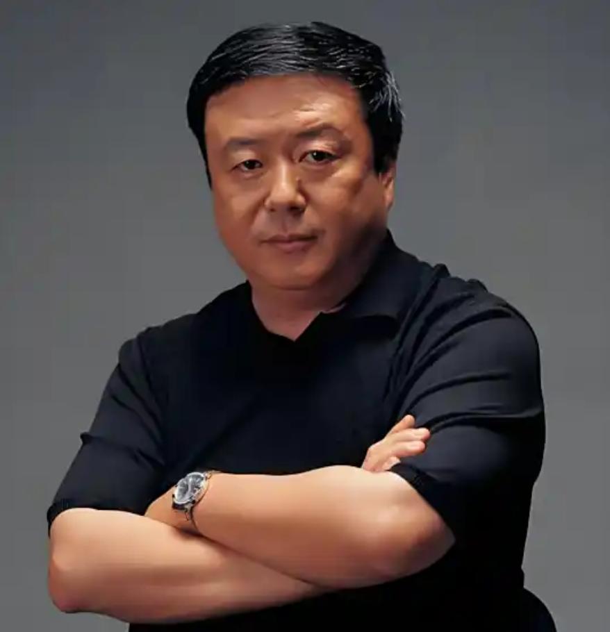 1994年，42岁的尤小刚为了温柔的乌倩倩，和原配妻子田歌离了婚。16年后，邬倩