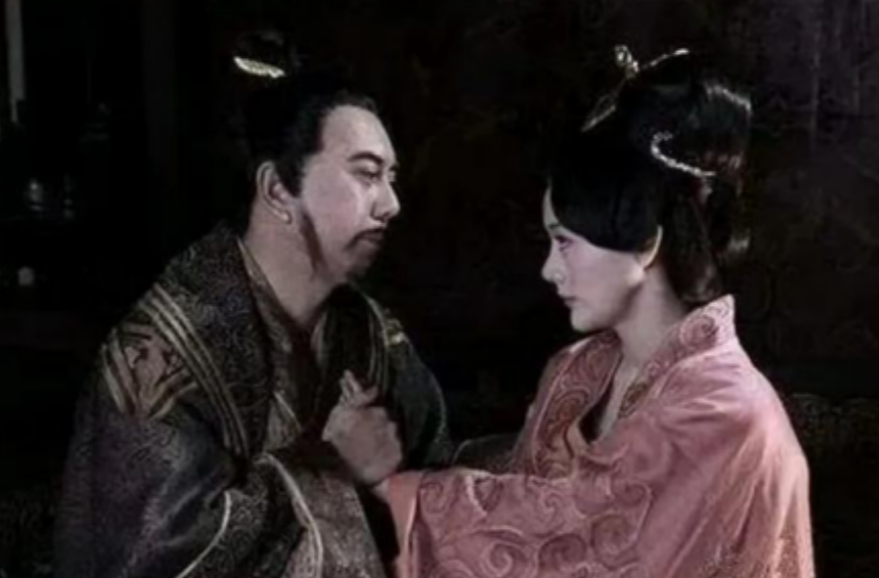 公元前195年，刘邦死后，掌权的吕雉深夜将丞相审食其召见入宫。身披薄纱的她轻轻拉