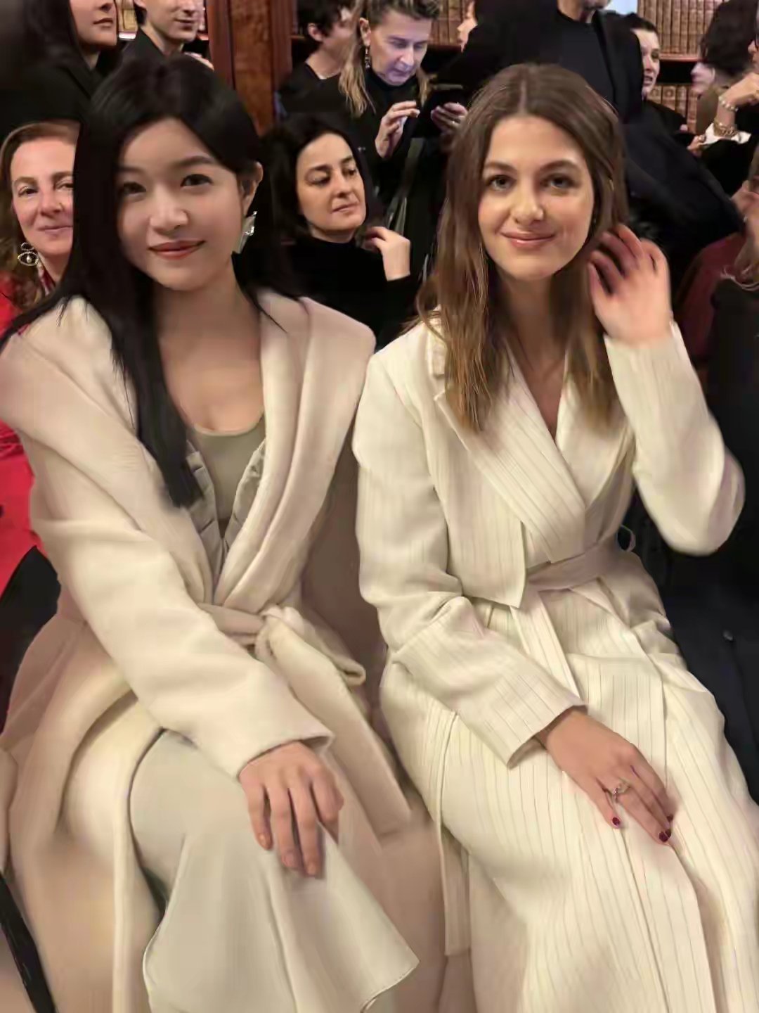 陈妍希米兰看秀，一张娃娃脸看着十分稚嫩，少女感十足啊