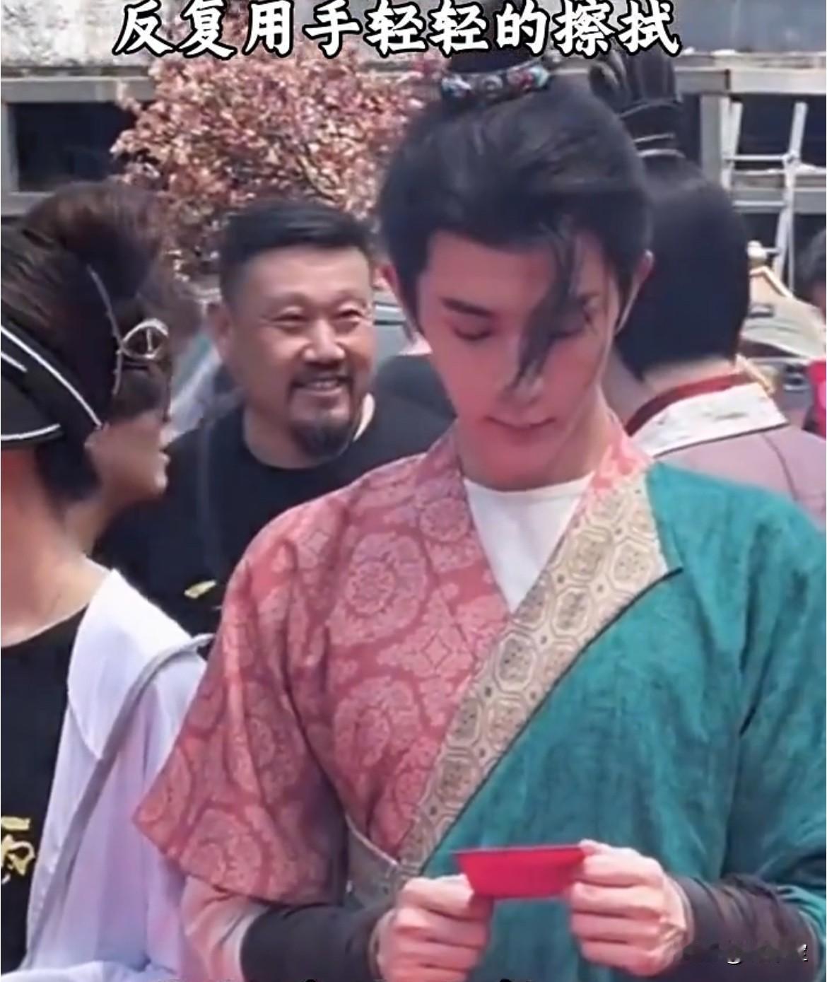 “一脸珍惜的看着开机红包，反复用手轻轻的擦拭”不是蹭流量纯粹是被于朦胧的粉丝