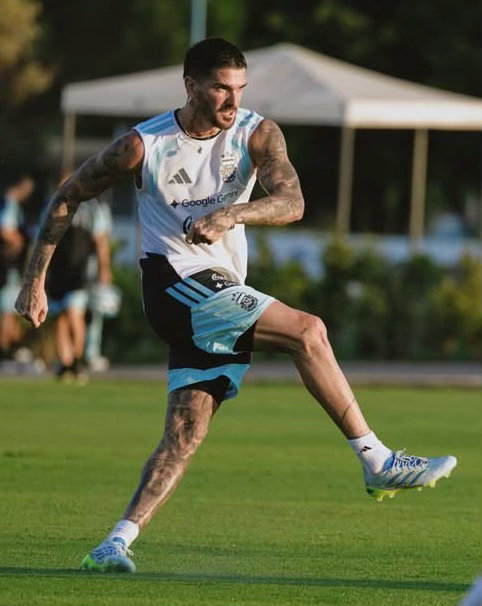 🚨Espn记者消息：周五，斯卡洛尼告诉球员们：“好了伙计们，蜜月期结束了。我们