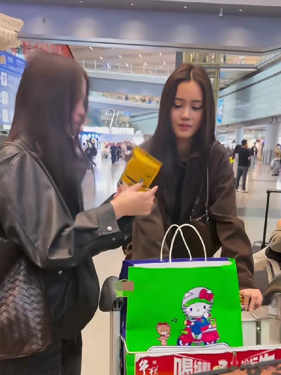 钟丽缇二女儿Jaden和小女儿考拉现身机场，刚从韩国旅行回国✨姐妹俩身形高挑纤细，颜值气质在线。Ja
