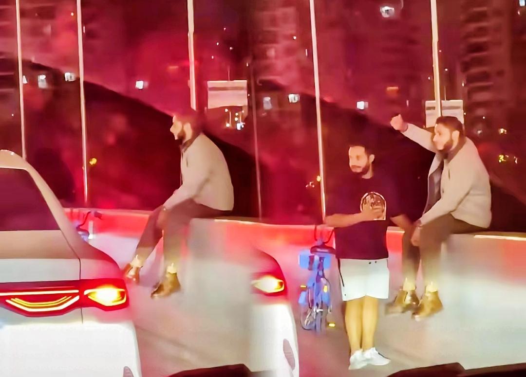 “滚回自己的国家”上海高架上，发生了一件令人匪夷所思的事情！两个外国人骑