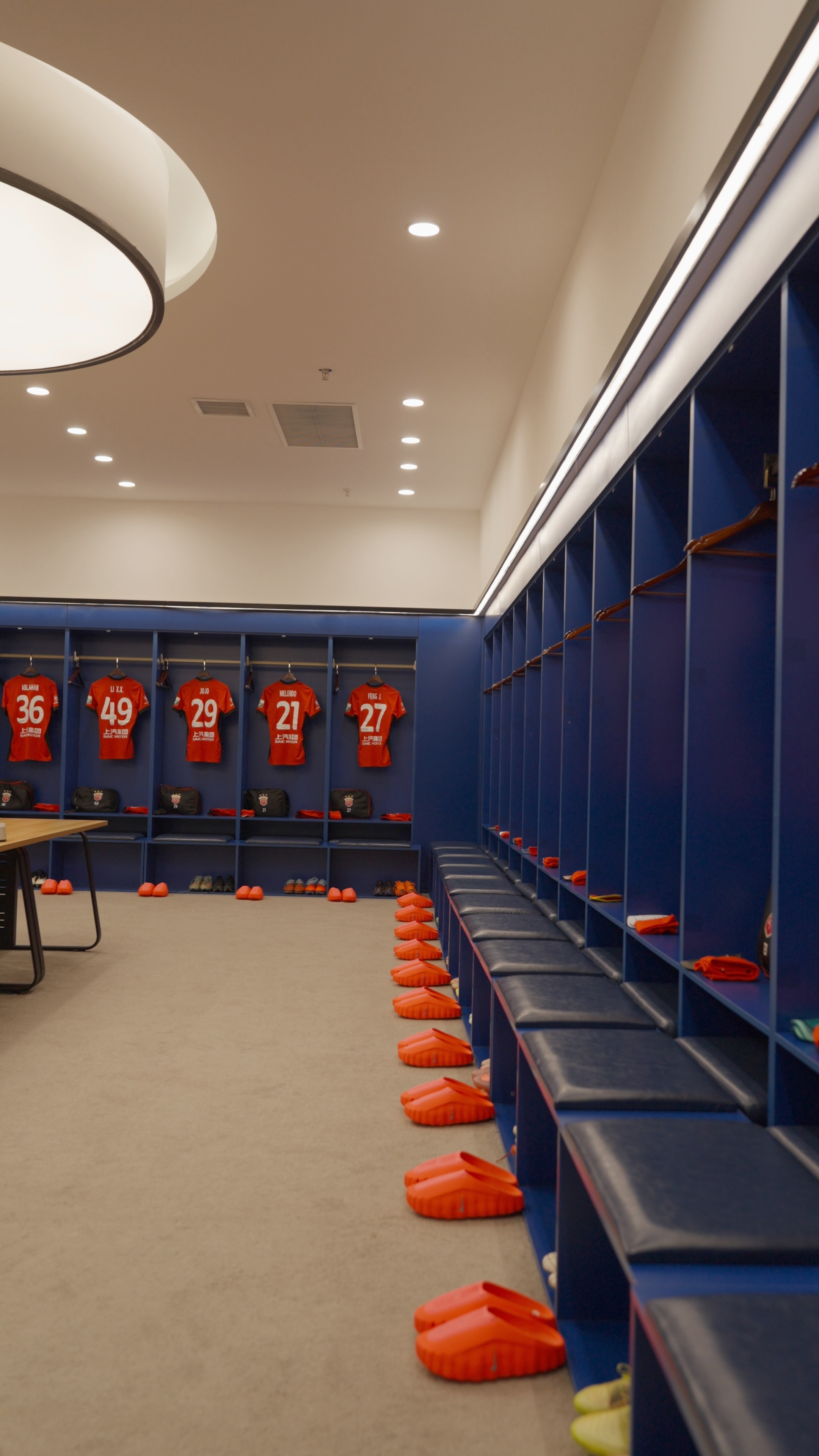 在最后一轮比赛中，耐克向海港更衣室里送上了最新科技的一双拖鞋，主要功能为刺激大脑