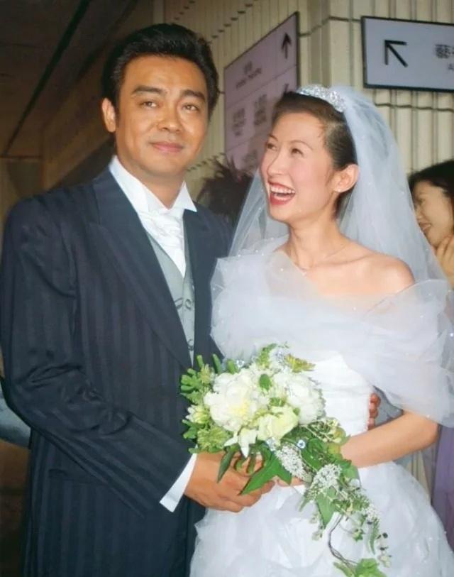 千金港姐嫁草根影帝，全港看衰如今却狂撒糖当62岁的刘青云跟妻子旅游被偶遇，网友