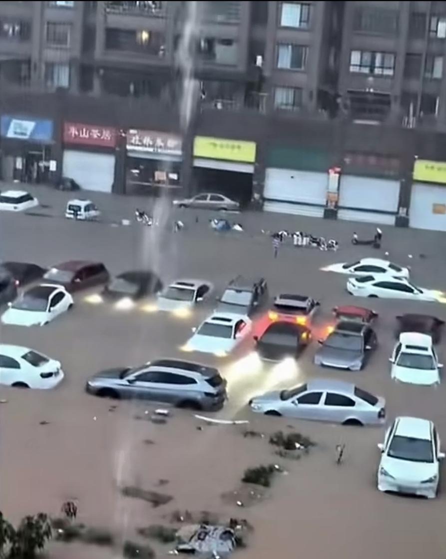 3月27日，广西钦州暴雨，大量的车浸泡在水中……