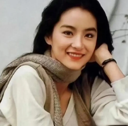 1994年，已经40岁的林青霞准备嫁给邢李源，秦汉不断求琼瑶：“您帮我劝劝她