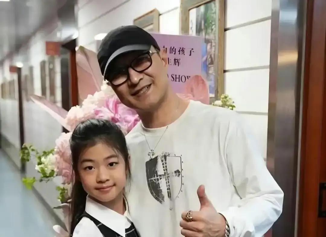 汪峰给女儿办演奏会这事儿，看着风光，但有个细节很多人估计都忽略了——女儿醒醒的抚