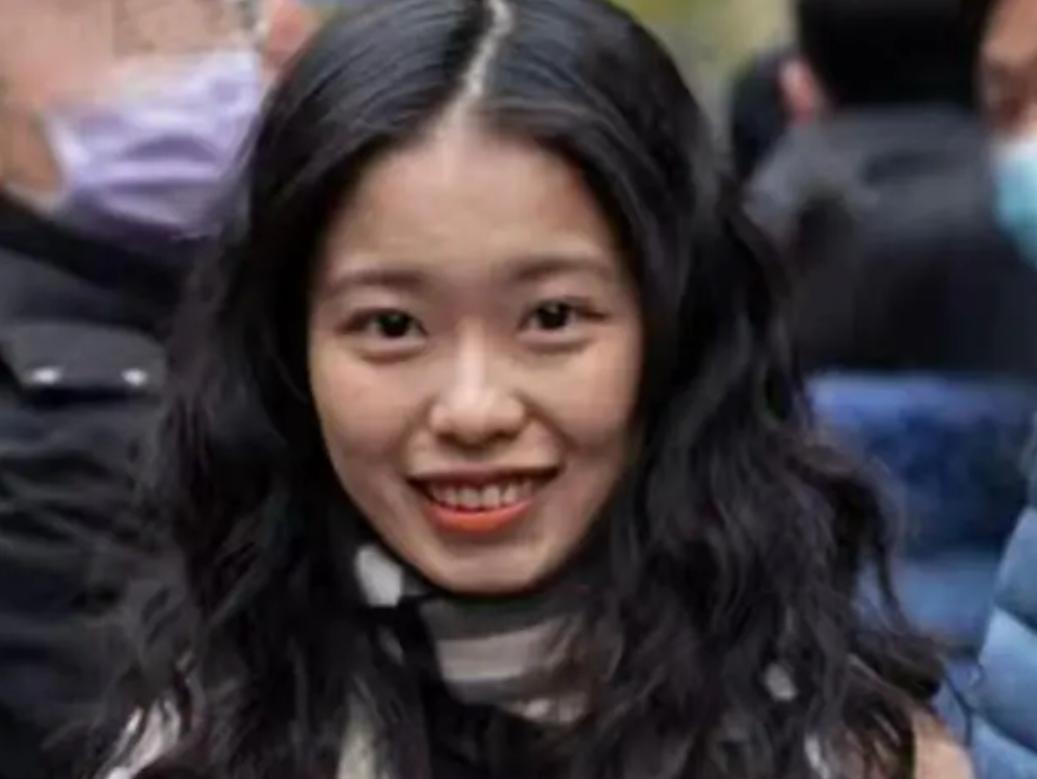 她曾诬告朱军骚扰，败诉后欠朱军36万赔偿款一直不还，现在她甚至移居到了海外，摇身
