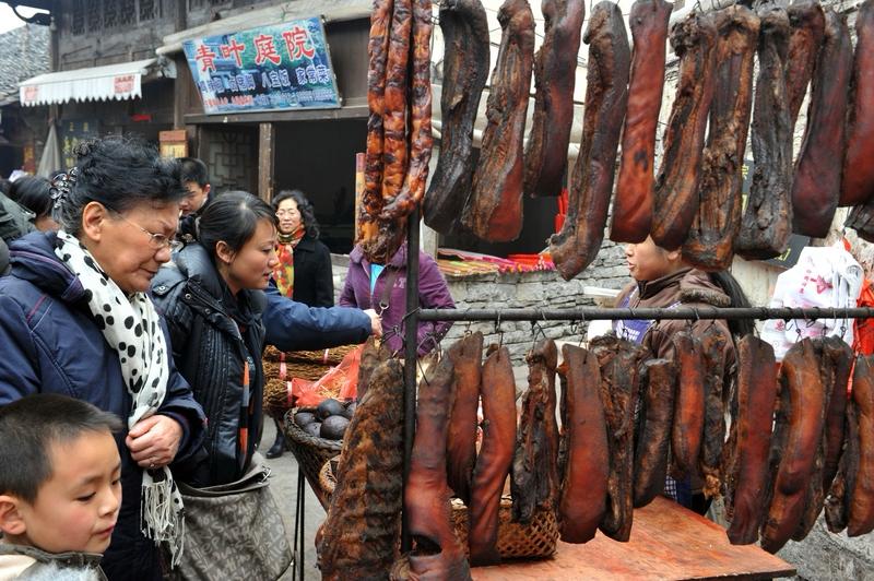 一位老演员说："男人最傻的一件事，就是去贪图一个女人的肉体，女人的肉体对你没有什