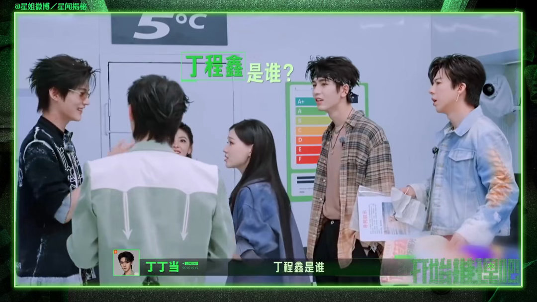 丁程鑫指导刘宇宁转呼啦圈呼啦圈教学现场笑点满满，丁程鑫细致提点刘宇宁，转动的时候