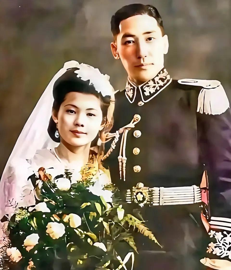 1944年，蒋纬国与首任夫人石静宜在西安结婚时的甜蜜合影，婚礼规格较高，虽然父亲