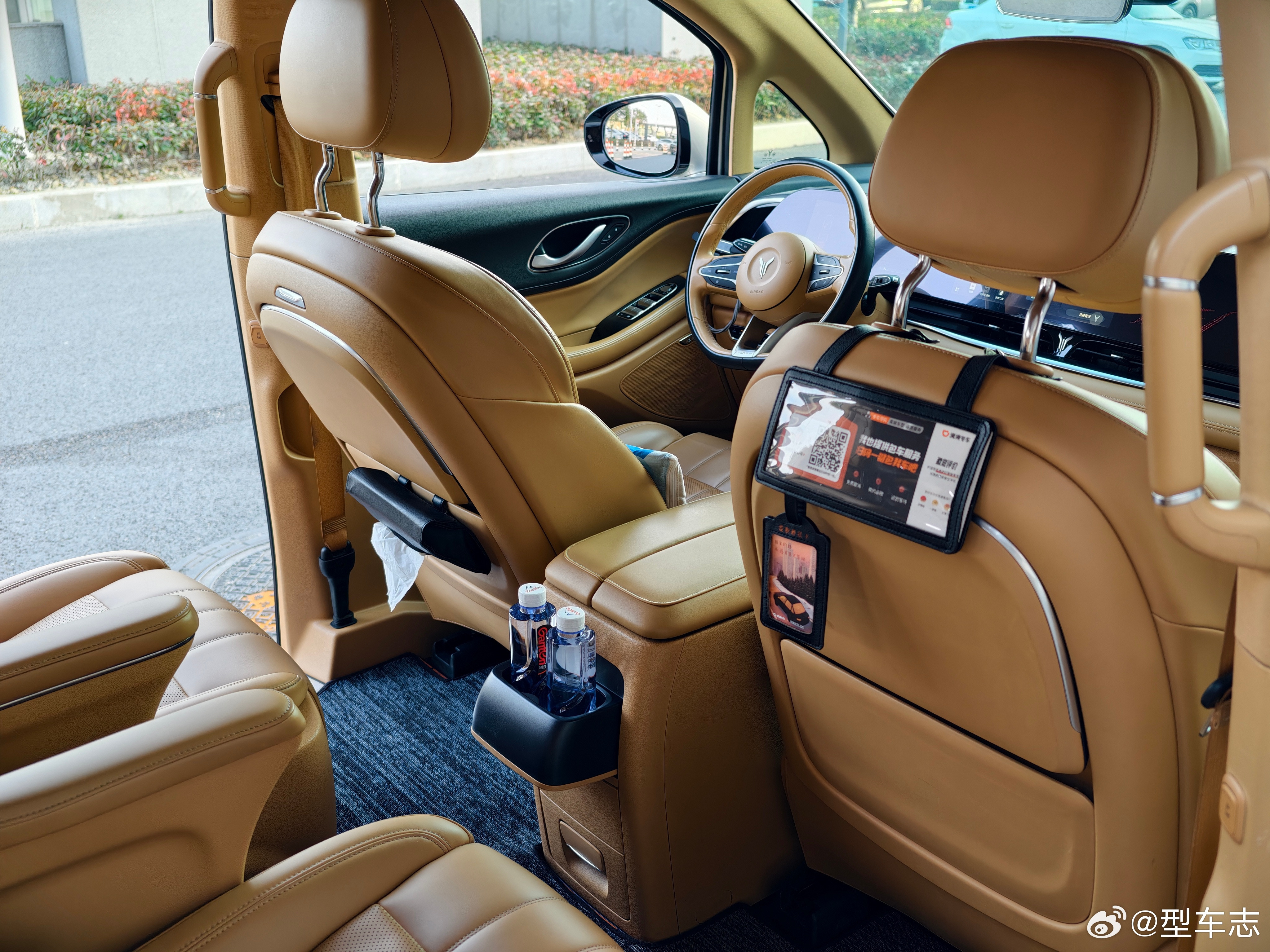 在成都叫了一辆滴滴商务车，结果来了一辆岚图梦想家。一路跟司机小哥聊天。他说现在成
