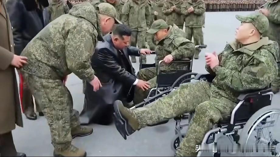 朝鲜赴俄的海外作战部队归国了，金将军亲自迎接，蹲下安抚受伤的士兵。欢迎