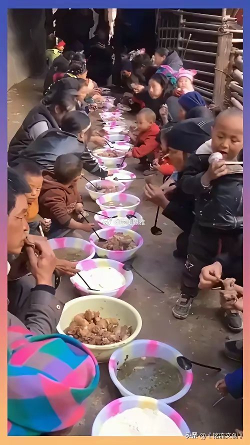 彝族人吃酒席不上桌不是桌椅板凳用不起而是地上吃饭更有性价比！